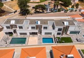 Modern 3-Bedroom Villa with Private Pool, 5 Minutes from the Beaches of Olhos de Água.