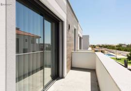 Modern 3-Bedroom Villa with Private Pool, 5 Minutes from the Beaches of Olhos de Água.