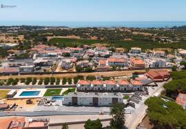 Modern 3-Bedroom Villa with Private Pool, 5 Minutes from the Beaches of Olhos de Água.