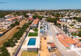Modern 3-Bedroom Villa with Private Pool, 5 Minutes from the Beaches of Olhos de Água.