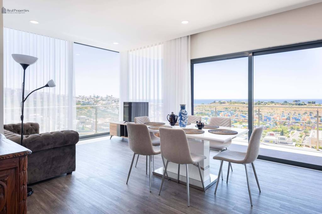 Elegance: Modern 3-Bedroom Apartment with Sea View in Albufeira