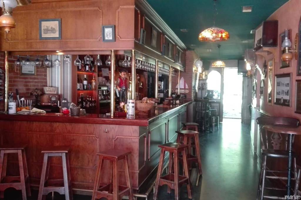 Cerveceria, a fully operational cafeteria in Vitoria. Two terraces.