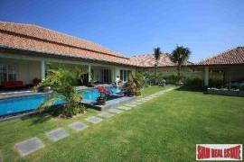 Highly Quality Pool Villas Set in Scenic Location a Few Minutes Drive from Golf Courses and Hua Hin Town Centre