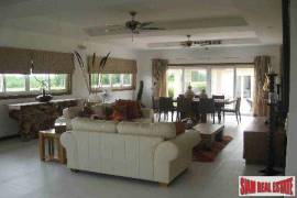 Highly Quality Pool Villas Set in Scenic Location a Few Minutes Drive from Golf Courses and Hua Hin Town Centre Highly Quality Pool Villas Set in Scenic Location a Few Minutes Drive from Golf Courses and Hua Hin Town Centre