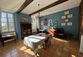 Elegant Manor House with Renovated Outbuilding - Ideal for Seminars, Yoga Retreats, or Luxury Guest House