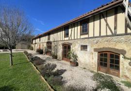 Elegant Manor House with Renovated Outbuilding - Ideal for Seminars, Yoga Retreats, or Luxury Guest House
