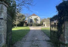 Elegant Manor House with Renovated Outbuilding - Ideal for Seminars, Yoga Retreats, or Luxury Guest House