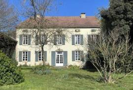 Elegant Manor House with Renovated Outbuilding - Ideal for Seminars, Yoga Retreats, or Luxury Guest House