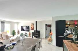 Contemporary Single Storey Villa With Pool