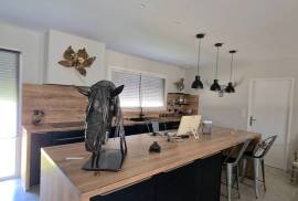 Contemporary Single Storey Villa With Pool