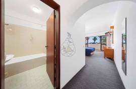 Hotel unit located in the Algarve in a tourist area with two (2) Stars has green areas, swimming pool and a Restaurant - Porches