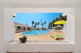 Hotel unit located in the Algarve in a tourist area with two (2) Stars has green areas, swimming pool and a Restaurant - Porches