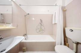 Hotel unit located in the Algarve in a tourist area with two (2) Stars has green areas, swimming pool and a Restaurant - Porches