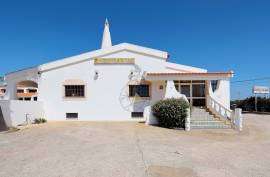 Hotel unit located in the Algarve in a tourist area with two (2) Stars has green areas, swimming pool and a Restaurant - Porches