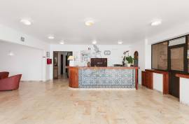 Hotel unit located in the Algarve in a tourist area with two (2) Stars has green areas, swimming pool and a Restaurant - Porches