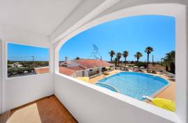 Hotel unit located in the Algarve in a tourist area with two (2) Stars has green areas, swimming pool and a Restaurant - Porches