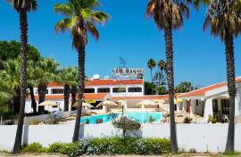 Hotel unit located in the Algarve in a tourist area with two (2) Stars has green areas, swimming pool and a Restaurant - Porches