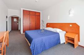 Hotel unit located in the Algarve in a tourist area with two (2) Stars has green areas, swimming pool and a Restaurant - Porches