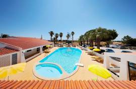 Hotel unit located in the Algarve in a tourist area with two (2) Stars has green areas, swimming pool and a Restaurant - Porches