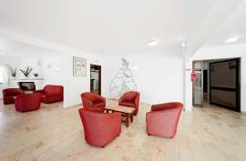 Hotel unit located in the Algarve in a tourist area with two (2) Stars has green areas, swimming pool and a Restaurant - Porches