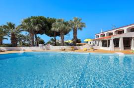 Hotel unit located in the Algarve in a tourist area with two (2) Stars has green areas, swimming pool and a Restaurant - Porches