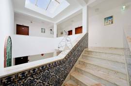 Hotel unit located in the Algarve in a tourist area with two (2) Stars has green areas, swimming pool and a Restaurant - Porches