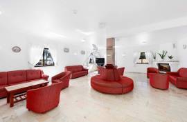 Hotel unit located in the Algarve in a tourist area with two (2) Stars has green areas, swimming pool and a Restaurant - Porches