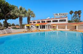 Hotel unit located in the Algarve in a tourist area with two (2) Stars has green areas, swimming pool and a Restaurant - Porches