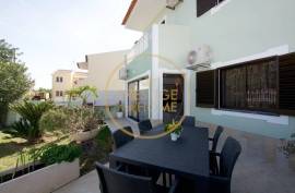 Holiday Rentals - 3 Bedroom Ground Floor Apartment with Pool - S. Bartolomeu de Messines