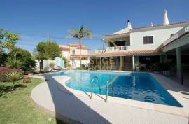 Holiday Rentals - 3 Bedroom Ground Floor Apartment with Pool - S. Bartolomeu de Messines