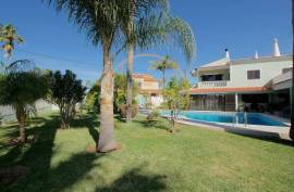 Holiday Rentals - 3 Bedroom Ground Floor Apartment with Pool - S. Bartolomeu de Messines