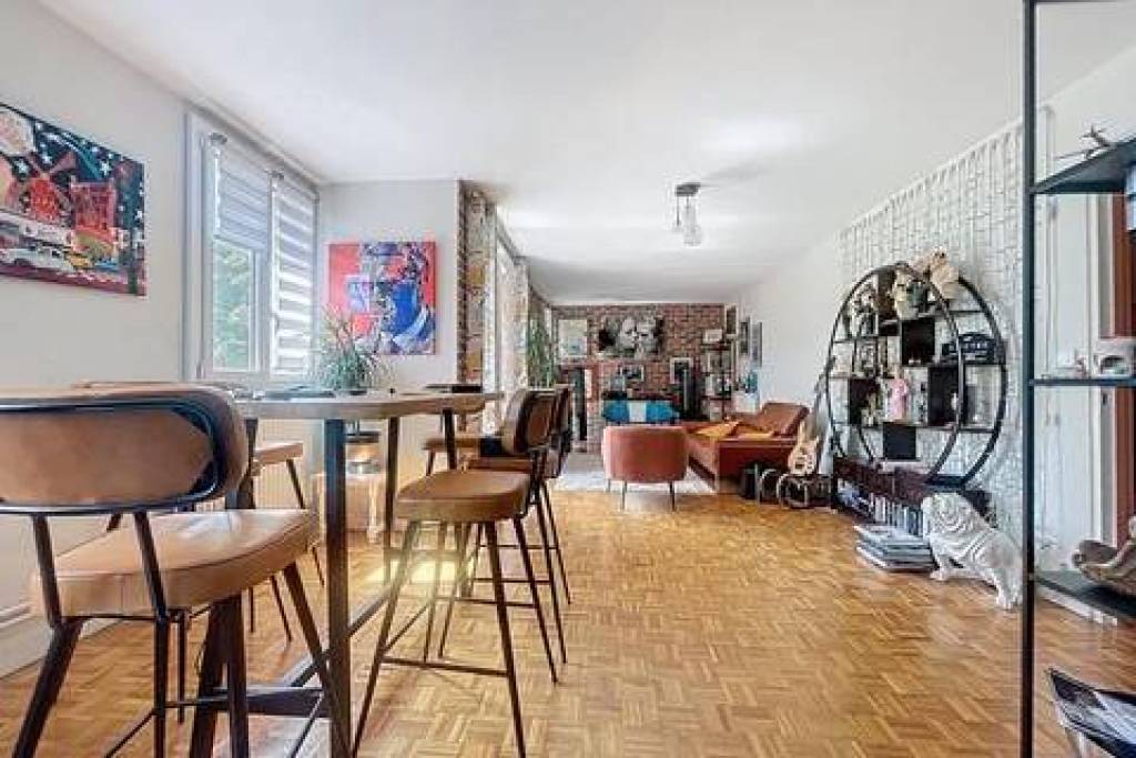Bel appartement situé dans un secteur boisée proche de toutes commodités.