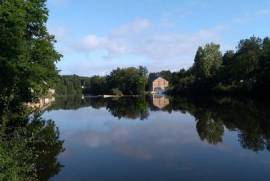Lac de pêche avec maison rénovée et gîte.
