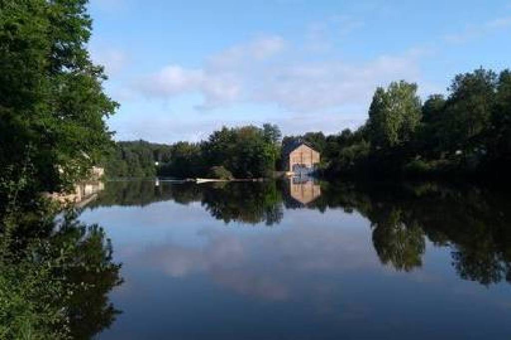 Lac de pêche avec maison rénovée et gîte.