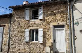 Pretty Town House with 2 Bedrooms and Enclosed Courtyard