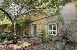 Pretty Town House with 2 Bedrooms and Enclosed Courtyard