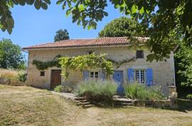 Superb Character House with 2 Bedrooms Between Champagne Mouton and Saint-Laurent-de-Ceris