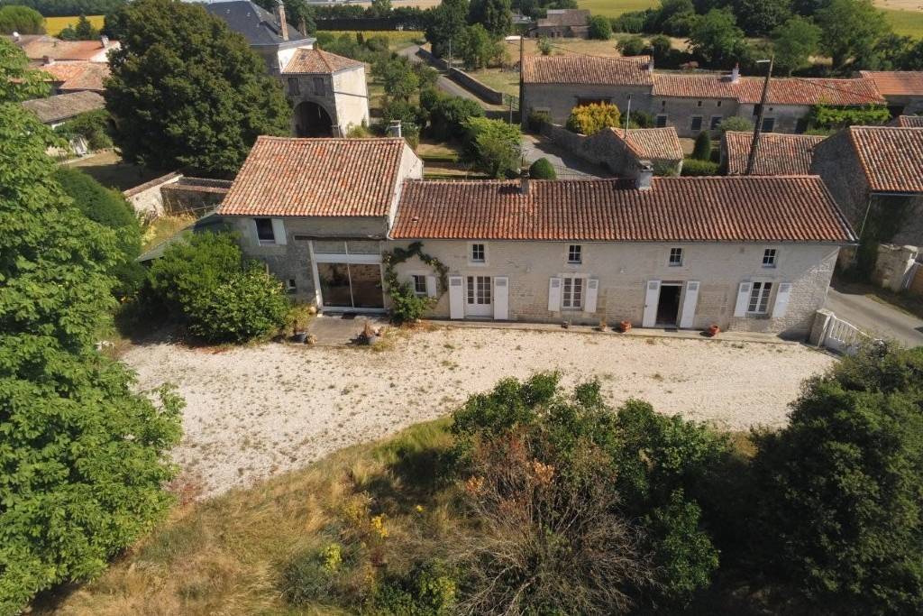 Charming Stone Village House 8 Rooms Enclosed Garden (1972m2) and Outbuildings