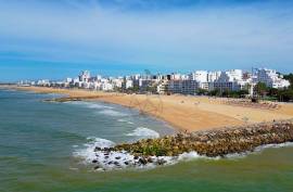 Three-Bedroom Seafront Apartment on Quarteira’s Waterfront – Prime Beachfront Location