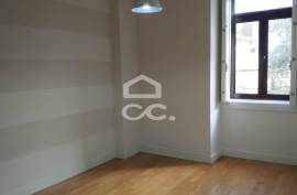 2 bedroom apartment next to the University