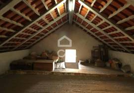 Single storey house with 730 m2 land in the center of Vila do Avelar.