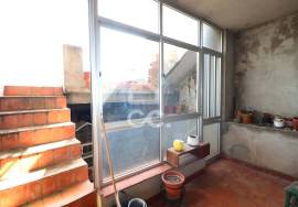 Single storey house with 730 m2 land in the center of Vila do Avelar.