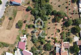 Single storey house with 730 m2 land in the center of Vila do Avelar.