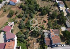 Single storey house with 730 m2 land in the center of Vila do Avelar.