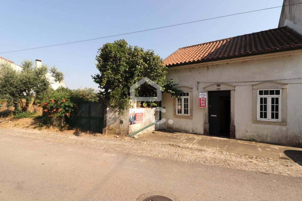 Single storey house with 730 m2 land in the center of Vila do Avelar.