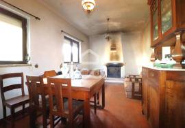 Single storey house with 730 m2 land in the center of Vila do Avelar.