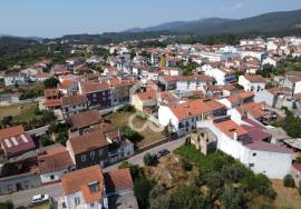 Single storey house with 730 m2 land in the center of Vila do Avelar.