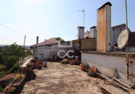 Single storey house with 730 m2 land in the center of Vila do Avelar.