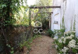 Single storey house with 730 m2 land in the center of Vila do Avelar.