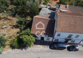 Single storey house with 730 m2 land in the center of Vila do Avelar.
